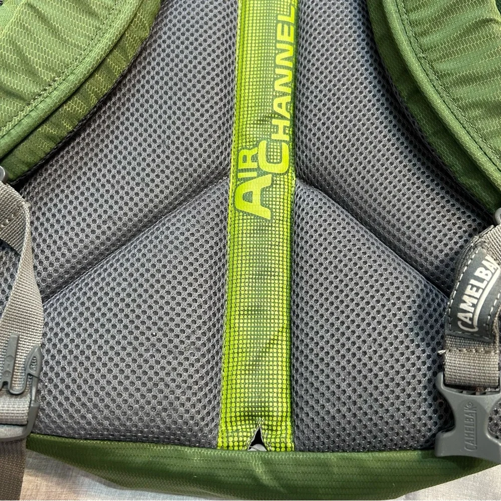 Camelbak Cloud Walker 18 Hydration Green Backpack Hiking Outdoor Gorpcore
